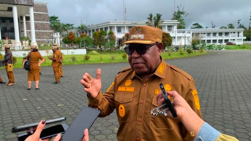 Wakil Bupati Mimika, Emanuel Kemong, saat ditemui awak media di halaman kantor Puspem Kabupaten Mimika, Senin (20/7/2026). (Foto: Ahmad)

