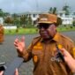 Wakil Bupati Mimika, Emanuel Kemong, saat ditemui awak media di halaman kantor Puspem Kabupaten Mimika, Senin (20/7/2026). (Foto: Ahmad)

