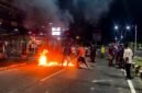 Keluarga korban melakukan aksi spontan dengan memalang dua badan Jalan Cenderawasih di depan Hotel 66 sekitar pukul 22.54 WIT. Mereka membakar ban bekas dan karton di tengah jalan sebagai bentuk protes sekaligus mendesak polisi segera menangkap para pelaku. (Foto: Istimewa/Humas Polres Mimika)
