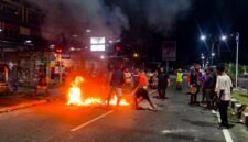 Keluarga korban melakukan aksi spontan dengan memalang dua badan Jalan Cenderawasih di depan Hotel 66 sekitar pukul 22.54 WIT. Mereka membakar ban bekas dan karton di tengah jalan sebagai bentuk protes sekaligus mendesak polisi segera menangkap para pelaku. (Foto: Istimewa/Humas Polres Mimika)