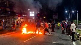 Keluarga korban melakukan aksi spontan dengan memalang dua badan Jalan Cenderawasih di depan Hotel 66 sekitar pukul 22.54 WIT. Mereka membakar ban bekas dan karton di tengah jalan sebagai bentuk protes sekaligus mendesak polisi segera menangkap para pelaku. (Foto: Istimewa/Humas Polres Mimika)
