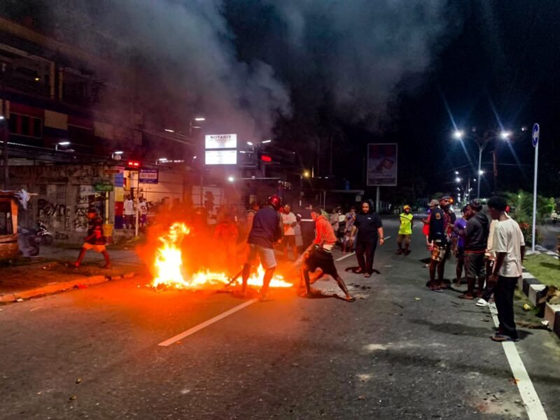 Keluarga korban melakukan aksi spontan dengan memalang dua badan Jalan Cenderawasih di depan Hotel 66 sekitar pukul 22.54 WIT. Mereka membakar ban bekas dan karton di tengah jalan sebagai bentuk protes sekaligus mendesak polisi segera menangkap para pelaku. (Foto: Istimewa/Humas Polres Mimika)