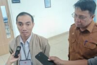 Kepala Inspektorat Mimika, Dr. Drs. Dwi Cholifah bersama Pengawas dari Badan Pengawasan Keuangan dan Pembangunan (BPKP) Provinsi Papua Tengah, Fathul Huda Yusuf Ukhrowi. (Foto: Galeri Papua/Kevin Kurni)