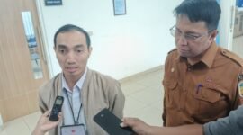 Kepala Inspektorat Mimika, Dr. Drs. Dwi Cholifah bersama Pengawas dari Badan Pengawasan Keuangan dan Pembangunan (BPKP) Provinsi Papua Tengah, Fathul Huda Yusuf Ukhrowi. (Foto: Galeri Papua/Kevin Kurni)
