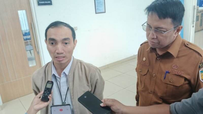 Kepala Inspektorat Mimika, Dr. Drs. Dwi Cholifah bersama Pengawas dari Badan Pengawasan Keuangan dan Pembangunan (BPKP) Provinsi Papua Tengah, Fathul Huda Yusuf Ukhrowi. (Foto: Galeri Papua/Kevin Kurni)