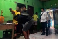 Pelaku ditangkap polisi di kediamannya. (Foto: Istimewa)
