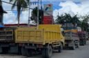 Deretan truk terparkir di area sekitaran salah satu SPBU di Kabupaten Mimika, Papua Tengah. (Foto: Galeri Papua/Ahmad)