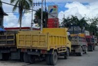 Deretan truk terparkir di area sekitaran salah satu SPBU di Kabupaten Mimika, Papua Tengah. (Foto: Galeri Papua/Ahmad)