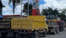 Deretan truk terparkir di area sekitaran salah satu SPBU di Kabupaten Mimika, Papua Tengah. (Foto: Galeri Papua/Ahmad)
