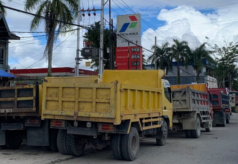Deretan truk terparkir di area sekitaran salah satu SPBU di Kabupaten Mimika, Papua Tengah. (Foto: Galeri Papua/Ahmad)
