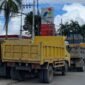 Deretan truk terparkir di area sekitaran salah satu SPBU di Kabupaten Mimika, Papua Tengah. (Foto: Galeri Papua/Ahmad)