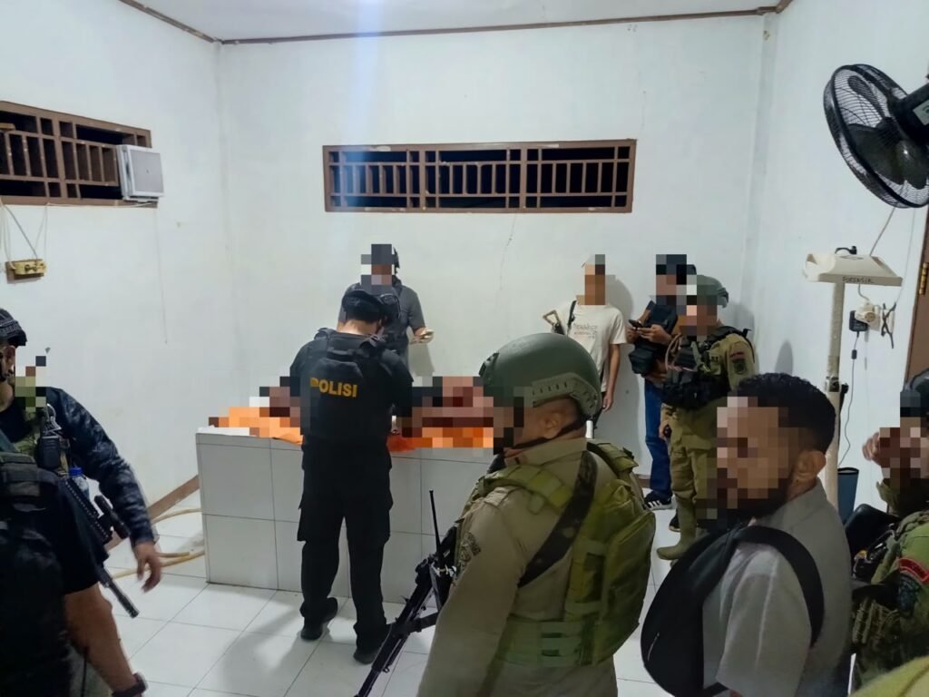 Jenazah Brigpol Fredi Lukas Awes dievakuasi ke RSUD Dekai untuk menjalani rangkaian pemeriksaan medis sebelum jenazah diterbangkan ke Kota Jayapura. (Foto: Dok. Satgas Humas Operasi Damai Cartenz 2026)