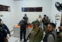 Jenazah Brigpol Fredi Lukas Awes dievakuasi ke RSUD Dekai untuk menjalani rangkaian pemeriksaan medis sebelum jenazah diterbangkan ke Kota Jayapura. (Foto: Dok. Satgas Humas Operasi Damai Cartenz 2026)