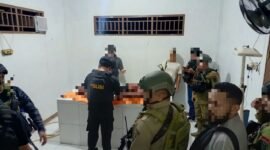 Jenazah korban dievakuasi ke RSUD Dekai untuk menjalani rangkaian pemeriksaan medis sebelum jenazah diterbangkan ke Kota Jayapura. (Foto: Dok. Satgas Humas Operasi Damai Cartenz 2026)