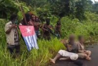 Pasukan TPNPB Kodap XVI Yahukimo bersama TPNPB Kodap III Ndugama Derakma Batalyon Wesem mengeksekusi dua orang yang dituding sebagai mata-mata di Yahukimo, Papua Pegunungan, Senin (20/7/2026). (Foto: Tangkapan layar video TPNPB-OPM)