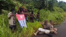 Pasukan TPNPB Kodap XVI Yahukimo bersama TPNPB Kodap III Ndugama Derakma Batalyon Wesem mengeksekusi dua orang yang dituding sebagai mata-mata di Yahukimo, Papua Pegunungan, Senin (20/7/2026). (Foto: Tangkapan layar video TPNPB-OPM)