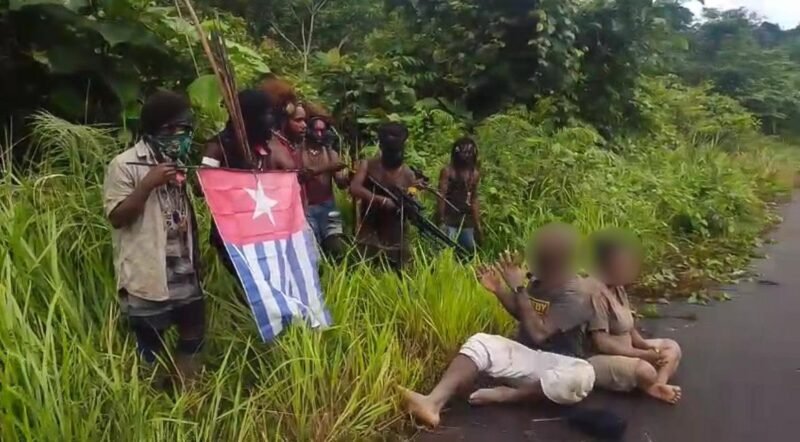 Pasukan TPNPB Kodap XVI Yahukimo bersama TPNPB Kodap III Ndugama Derakma Batalyon Wesem mengeksekusi dua orang yang dituding sebagai mata-mata di Yahukimo, Papua Pegunungan, Senin (20/7/2026). (Foto: Tangkapan layar video TPNPB-OPM)