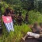 Pasukan TPNPB Kodap XVI Yahukimo bersama TPNPB Kodap III Ndugama Derakma Batalyon Wesem mengeksekusi dua orang yang dituding sebagai mata-mata di Yahukimo, Papua Pegunungan, Senin (20/7/2026). (Foto: Tangkapan layar video TPNPB-OPM)