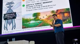 Dr. Anrian Pah, perwakilan PT Freeport Indonesia, menyampaikan pembekalan kesehatan kepada mahasiswa KKN Universitas Cenderawasih sebagai bekal menjalankan pengabdian masyarakat di Kabupaten Kepulauan Yapen. Pembekalan berlangsung di Atrium Gedung Universitas Cenderawasih, Jayapura, 16 Juli 2026. (Foto: Istimewa)