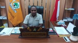 Ketua DPRK Mimika, Primus Natikapareyau. (Foto: Galeri Papua/Kevin Kurni)
