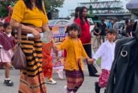 Anak-anak TK dan para guru yang mengikuti Pawai Budaya di Mimika dalam rangka memperingati Hari Anak Sedunia (HAN) 2026, melintasi Jalan Belibis Timika, Kamis (23/7/2026). (Foto: Ahmad)