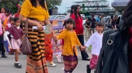 Anak-anak TK dan para guru yang mengikuti Pawai Budaya di Mimika dalam rangka memperingati Hari Anak Sedunia (HAN) 2026, melintasi Jalan Belibis Timika, Kamis (23/7/2026). (Foto: Ahmad)