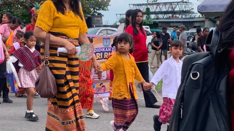 Anak-anak TK dan para guru yang mengikuti Pawai Budaya di Mimika dalam rangka memperingati Hari Anak Sedunia (HAN) 2026, melintasi Jalan Belibis Timika, Kamis (23/7/2026). (Foto: Ahmad)