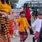 Anak-anak TK dan para guru yang mengikuti Pawai Budaya di Mimika dalam rangka memperingati Hari Anak Sedunia (HAN) 2026, melintasi Jalan Belibis Timika, Kamis (23/7/2026). (Foto: Ahmad)