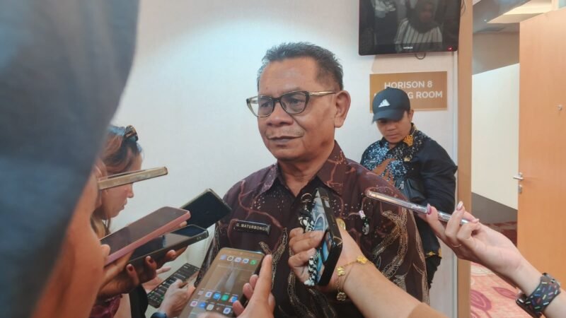Kepala Dinas Kesehatan Mimika, Godfried Maturbongs. (Foto: Galeri Papua/Kevin Kurni)