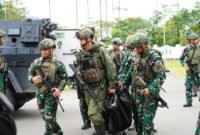 Koops TNI Habema mengevakuasi 2 Jenazah suami-istri yang menjadi korban penembakan OPM di Yahukimo (Foto: Humas Satgas TNI Habema)