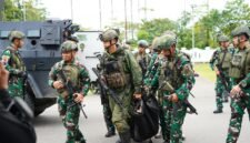 Koops TNI Habema mengevakuasi 2 Jenazah suami-istri yang menjadi korban penembakan OPM di Yahukimo (Foto: Humas Satgas TNI Habema)