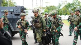 Koops TNI Habema mengevakuasi 2 Jenazah suami-istri yang menjadi korban penembakan OPM di Yahukimo (Foto: Humas Satgas TNI Habema)