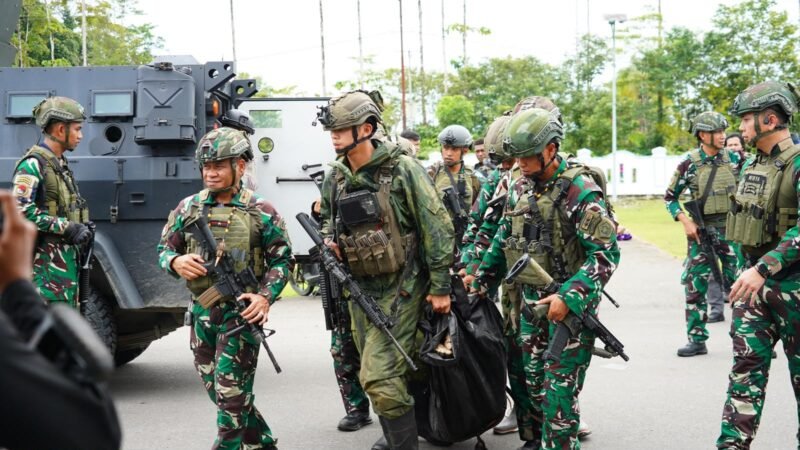 Koops TNI Habema mengevakuasi 2 Jenazah suami-istri yang menjadi korban penembakan OPM di Yahukimo (Foto: Humas Satgas TNI Habema)