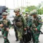 Koops TNI Habema mengevakuasi 2 Jenazah suami-istri yang menjadi korban penembakan OPM di Yahukimo (Foto: Humas Satgas TNI Habema)