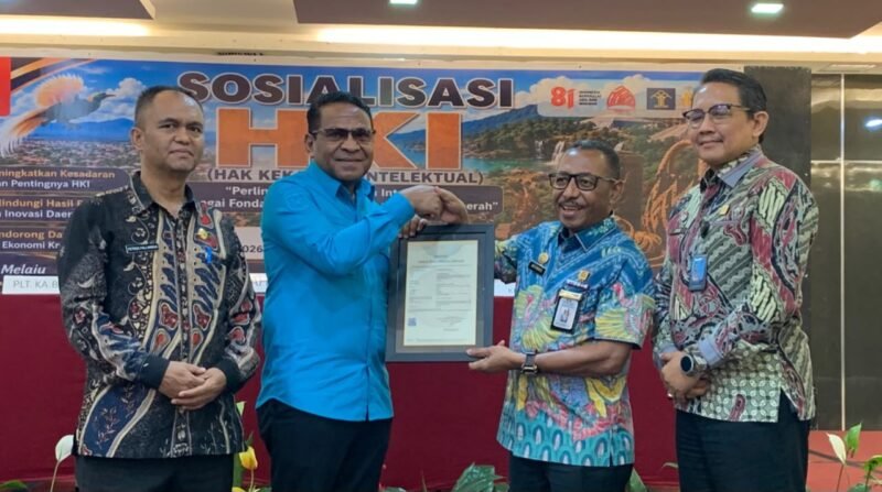 Pelaksana Tugas (Plt) Kepala BRIDA Kabupaten Mimika, Darius Sabon Rain (kameja biru), berjabat tangan dengan Kakanwil Kemenkum Papua, Anthonius Ayorbaba dalam seremoni penyerahan sertifikat Hak Kekayaan Intelektual, yang mana BRIDA menjadi satu-satunya OPD pertama di Mimika yang mendaftarkan logonya untuk mendapat payung hukum HKI. (Foto: Galeri Papua/Ahmad)