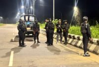 Personel Brimob Polri yang melakukan patroli pada malam hari dalam Operasi Sikat Noken dalam rangka memelihara terciptanya Kamtibmas di Kabupaten Mimika, Kamis malam, 23 Juli 2026. (Foto: Humas Polres Mimika)
