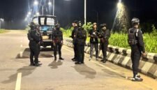 Personel Brimob Polri yang melakukan patroli pada malam hari dalam Operasi Sikat Noken dalam rangka memelihara terciptanya Kamtibmas di Kabupaten Mimika, Kamis malam, 23 Juli 2026. (Foto: Humas Polres Mimika)