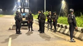 Personel Brimob Polri yang melakukan patroli pada malam hari dalam Operasi Sikat Noken dalam rangka memelihara terciptanya Kamtibmas di Kabupaten Mimika, Kamis malam, 23 Juli 2026. (Foto: Humas Polres Mimika)