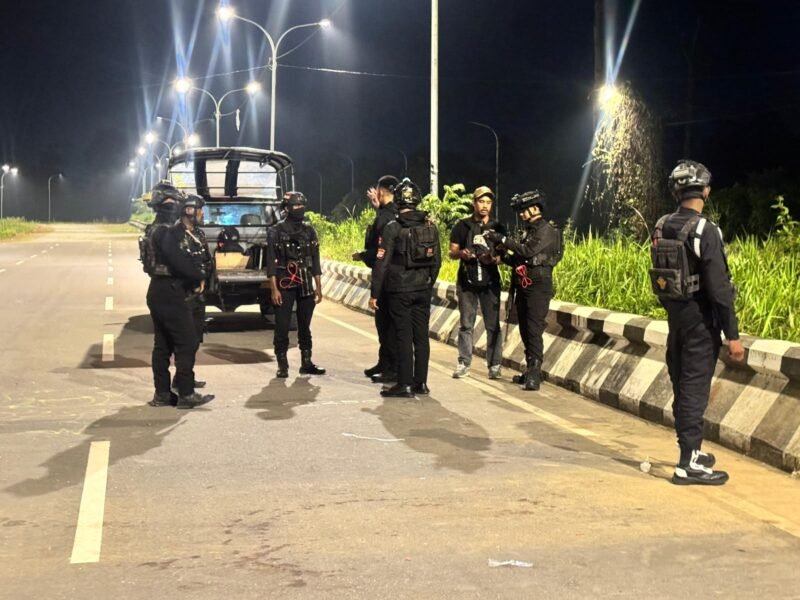 Personel Brimob Polri yang melakukan patroli pada malam hari dalam Operasi Sikat Noken dalam rangka memelihara terciptanya Kamtibmas di Kabupaten Mimika, Kamis malam, 23 Juli 2026. (Foto: Humas Polres Mimika)