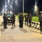 Personel Brimob Polri yang melakukan patroli pada malam hari dalam Operasi Sikat Noken dalam rangka memelihara terciptanya Kamtibmas di Kabupaten Mimika, Kamis malam, 23 Juli 2026. (Foto: Humas Polres Mimika)