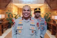 Kapolda Papua Tengah, Brigjen Pol. Jermias Rontini bersama Kapolres Mimika AKBP Alredo Rumbiak. (Foto: Galeri Papua/Kevin Kurni)