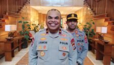 Kapolda Papua Tengah, Brigjen Pol. Jermias Rontini bersama Kapolres Mimika AKBP Alredo Rumbiak. (Foto: Galeri Papua/Kevin Kurni)