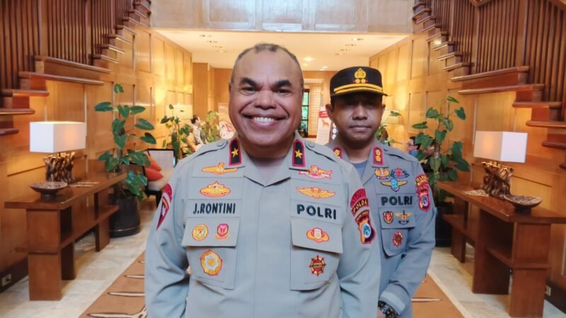 Kapolda Papua Tengah, Brigjen Pol. Jermias Rontini bersama Kapolres Mimika AKBP Alredo Rumbiak. (Foto: Galeri Papua/Kevin Kurni)