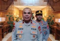 Kapolda Papua Tengah, Brigjen Pol. Jermias Rontini bersama Kapolres Mimika AKBP Alredo Rumbiak usai mengikuti kegiatan reses Komisi III DPR RI di Hotel Rimba Papua, Timika, Jumat (24/7/2026). (Foto: Galeri Papua/Kevin Kurni)