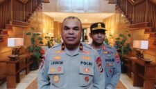 Kapolda Papua Tengah, Brigjen Pol. Jermias Rontini bersama Kapolres Mimika AKBP Alredo Rumbiak usai mengikuti kegiatan reses Komisi III DPR RI di Hotel Rimba Papua, Timika, Jumat (24/7/2026). (Foto: Galeri Papua/Kevin Kurni)