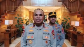 Kapolda Papua Tengah, Brigjen Pol. Jermias Rontini bersama Kapolres Mimika AKBP Alredo Rumbiak usai mengikuti kegiatan reses Komisi III DPR RI di Hotel Rimba Papua, Timika, Jumat (24/7/2026). (Foto: Galeri Papua/Kevin Kurni)