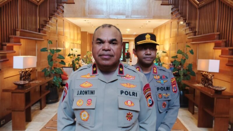Kapolda Papua Tengah, Brigjen Pol. Jermias Rontini bersama Kapolres Mimika AKBP Alredo Rumbiak usai mengikuti kegiatan reses Komisi III DPR RI di Hotel Rimba Papua, Timika, Jumat (24/7/2026). (Foto: Galeri Papua/Kevin Kurni)