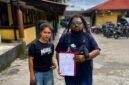 Pimpinan LBH Tong Pu Ruang Aman, Gilbert Rumboirusi, S.H., M.H., bersama kliennya melaporkan seorang perempuan berinisial AAYP alias BP ke Polres Mimika atas dugaan tindak pidana pemerasan yang diduga terjadi dalam proses mediasi sebuah perkara pidana. (Foto: Dok. LBH Tong PU Ruang Aman)