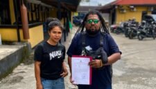 Pimpinan LBH Tong Pu Ruang Aman, Gilbert Rumboirusi, S.H., M.H., bersama kliennya melaporkan seorang perempuan berinisial AAYP alias BP ke Polres Mimika atas dugaan tindak pidana pemerasan yang diduga terjadi dalam proses mediasi sebuah perkara pidana. (Foto: Dok. LBH Tong PU Ruang Aman)