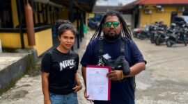 Pimpinan LBH Tong Pu Ruang Aman, Gilbert Rumboirusi, S.H., M.H., bersama kliennya melaporkan seorang perempuan berinisial AAYP alias BP ke Polres Mimika atas dugaan tindak pidana pemerasan yang diduga terjadi dalam proses mediasi sebuah perkara pidana. (Foto: Dok. LBH Tong PU Ruang Aman)